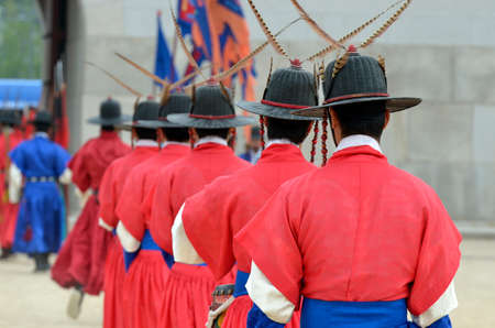 Row of armed guards in ancient traditional soldier uniforms in the old royal residence, Seoul, South Korea
のeditorial素材