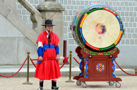 Row of armed guards in ancient traditional soldier uniforms in the old royal residence, Seoul, South Korea
のeditorial素材