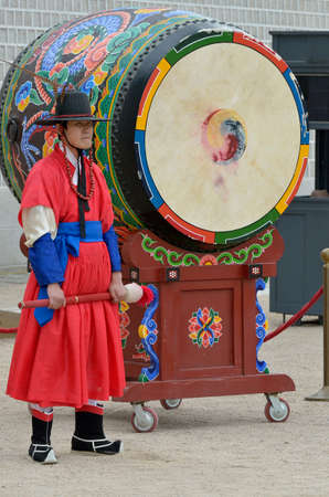 Row of armed guards in ancient traditional soldier uniforms in the old royal residence, Seoul, South Korea
のeditorial素材