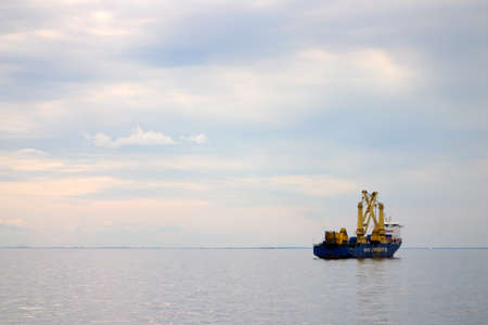 cargo ship sailing in still water near port of Boston
のeditorial素材