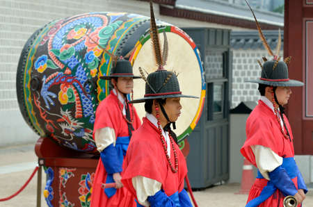 Row of armed guards in ancient traditional soldier uniforms in the old royal residence, Seoul, South Korea
のeditorial素材