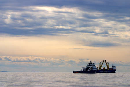 cargo ship sailing in still water near port of Boston
のeditorial素材