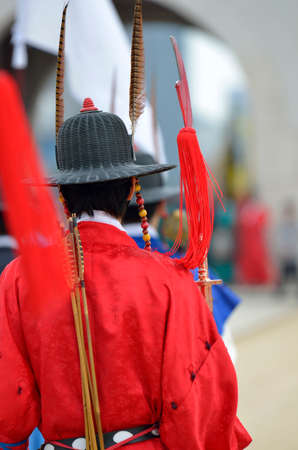 Row of armed guards in ancient traditional soldier uniforms in the old royal residence, Seoul, South Korea
のeditorial素材