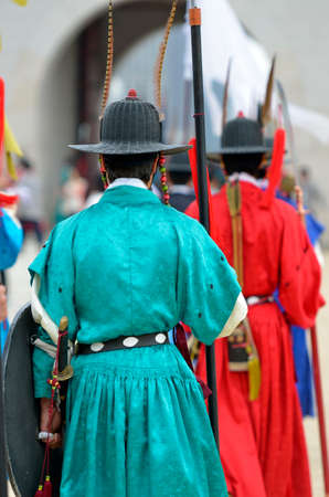 Row of armed guards in ancient traditional soldier uniforms in the old royal residence, Seoul, South Korea
のeditorial素材