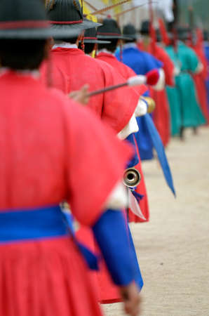 Row of armed guards in ancient traditional soldier uniforms in the old royal residence, Seoul, South Korea
のeditorial素材