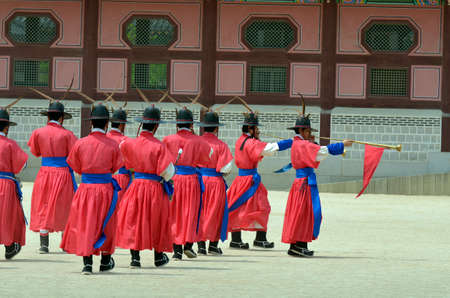 Row of armed guards in ancient traditional soldier uniforms in the old royal residence, Seoul, South Korea
のeditorial素材