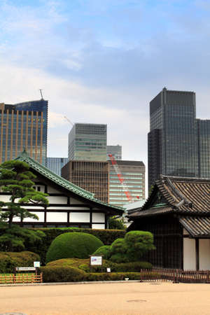 The current Imperial Palace (Kokyo) is located on the former site of Edo Castle, a large park area surrounded by moats and massive stone walls in the center of Tokyoのeditorial素材
