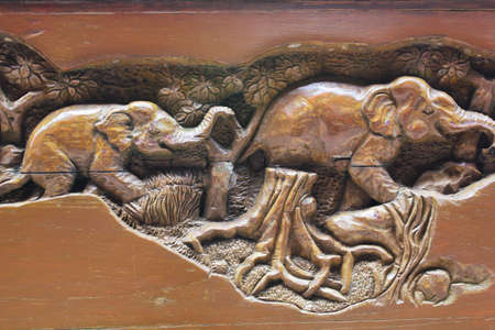 Wooden mom and Son elephantsの写真素材