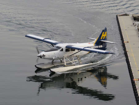 Seaplanes in Vancouver harbour used to ferry passengers to Vancouver Island.のeditorial素材
