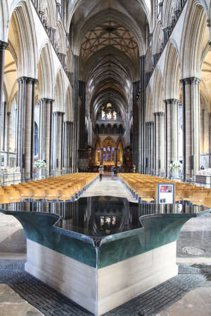Roof and columns reflected in the water of the font in Salisbury cathedral.のeditorial素材