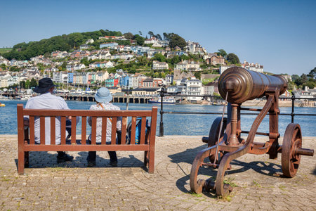 Couple Sitting on Bench Dartmouth Devon UKのeditorial素材