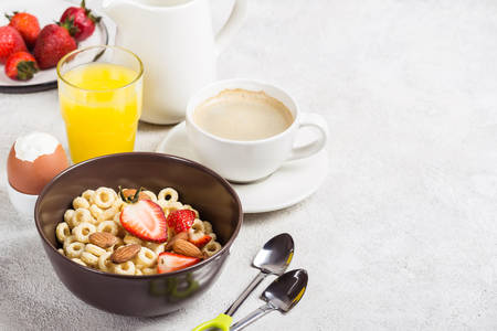 Whole grain rings, coffee, orange juice and egg. Balanced traditional breakfast.
