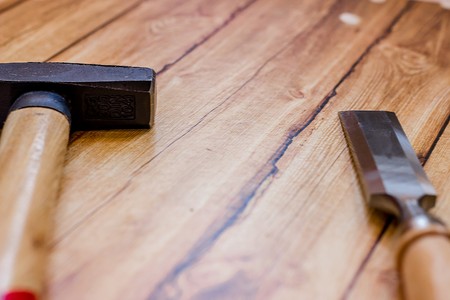 background chisel and hammer on wood backgroundの写真素材