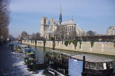 Seine and Notre Dame de Paris, in a cold winter day, Paris, Franceのeditorial素材