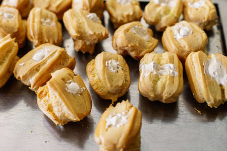 Cakes on a spacing in large quantities.
