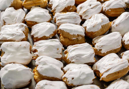 Cakes on a spacing in large quantities.