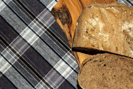 black cereal bread arranged on a cutting board.の写真素材