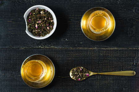 The armud with tea, tea ceremony. Black wooden backgroundの写真素材