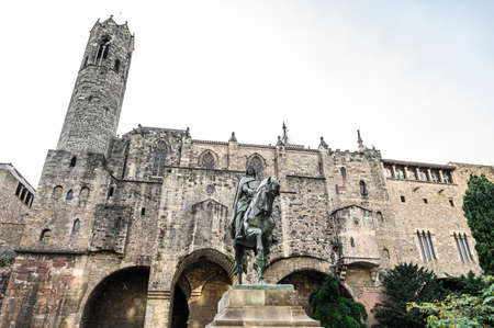 Statue of Ramon Berenguer III in the homonymous square. background the Chapel of St. Agata. 03.01.2020 Barcelona, Spain.のeditorial素材