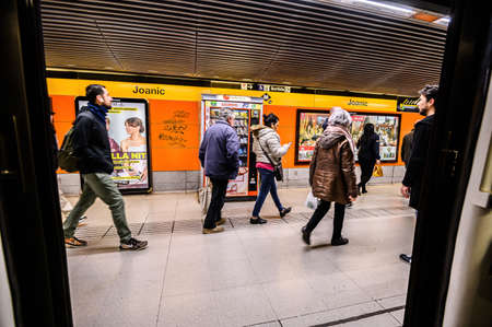 Train on the platform with passengers. People on the platform. 03.01.2020 Barcelona, Spain.のeditorial素材