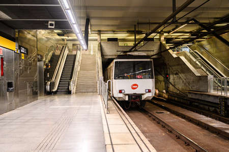 Train on the platform with passengers. People on the platform. 03.01.2020 Barcelona, Spain.のeditorial素材
