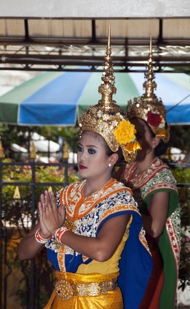 BANGKOK - APRIL 4: Unidentified girl in tradition costume dancing a riligious dance on April 04, 2011 in bangkok, Thailand, the girls dance and prey for you for moneyのeditorial素材