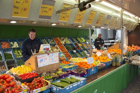 two mam with fruit stall on the market in Hollandのeditorial素材