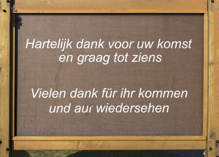 houten bord met hartelijk dank voor uw komst en tot ziens in het nederlands en duitsの写真素材