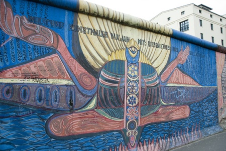 graffiti art on east side gallery berlin wallのeditorial素材