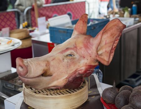pig head on chinese new year food market in Rotterdamの写真素材