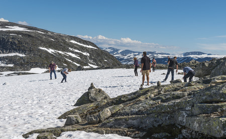 GEIRANGER,NORWAY 22-07-2017:Unidentifieds people play and throw snowballs in summer on the dalsnibba on 22-07-2017: the dalsnibba or road 63 is one of the most beaufifull ways of norwayのeditorial素材