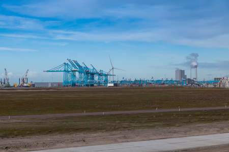 Rotterdam,Holland,01-march-2020:the import and export in the port of Rotterdam with the transshipment of containers will be reduced by the corona virus COVID-19: this is the new maasvlakte 2 area for the biggest container ships of the worldのeditorial素材
