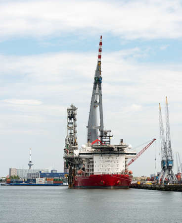 big cranes in dutch harborのeditorial素材