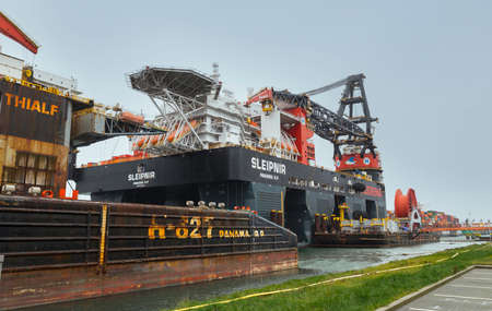 the two biggest crane vessels in the world in rotterdamのeditorial素材