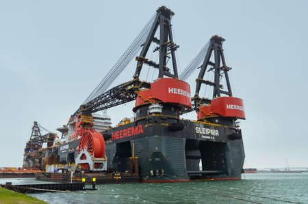 the two biggest crane vessels in the world in rotterdamのeditorial素材