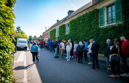 people waiting for the entrance to the monet gardens in franceのeditorial素材