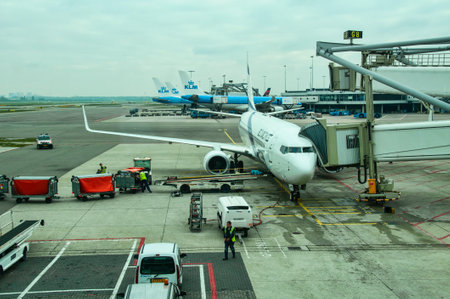 el al airplane preparing for take of from amsterdam schiphol to tel avivのeditorial素材