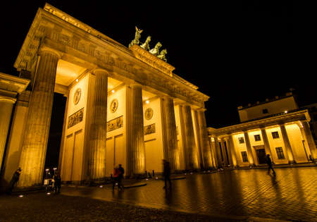 The Brandenburg Gate at night, in Berlin, Germanyのeditorial素材