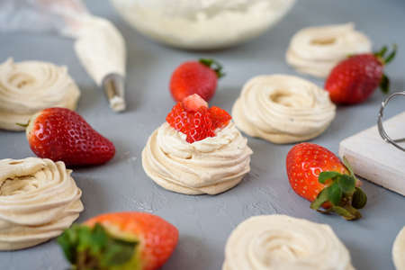 Meringues Pavlova cakes with strawberry top viewの写真素材