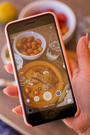 Photograph with the cell phone to a plate of food