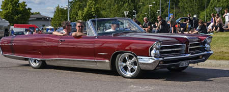 Vasteras, Sweden - July 6: Unidentified people in power big meet cruising with old classic car. on July, 2013 in Vasteras Swedenのeditorial素材