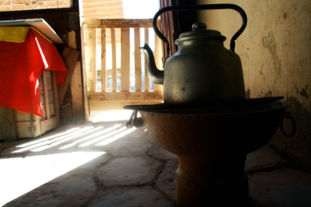 old kettle at the doorの写真素材