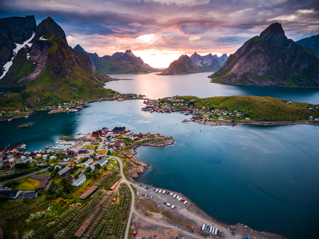 Lofoten islands is an archipelago in the county of Nordland, Norway. Is known for a distinctive scenery with dramatic mountains and peaks, open sea and sheltered bays, beaches and untouched lands.の写真素材