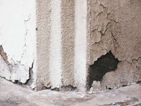 Dirty old exterior wall corner cracked and peeling paintの写真素材