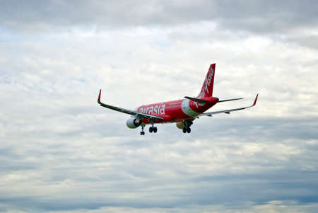 CHIANGMAI, THAILAND- AUGUST 25 2014 : HS-BBK Airbus A320-216 of Thai airasia. Landing to Chiangmai International airport , thailand.のeditorial素材