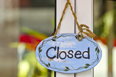 closed sign board hang on the doorの写真素材