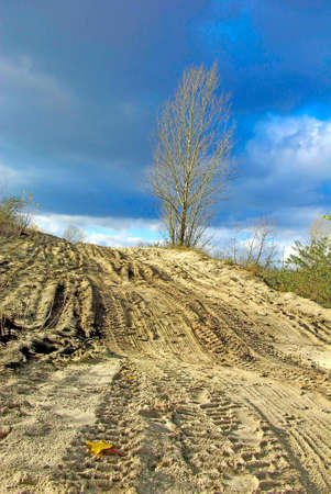 saImage of sandy road against the skyndy road against the skyの写真素材