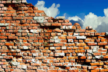 image of the destroyed walls against the sky

の写真素材
