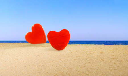 image of two hearts in the sand against the seaの写真素材