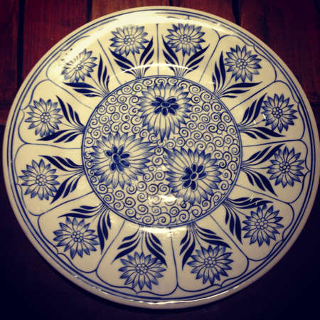 White and blue vintage plateの素材